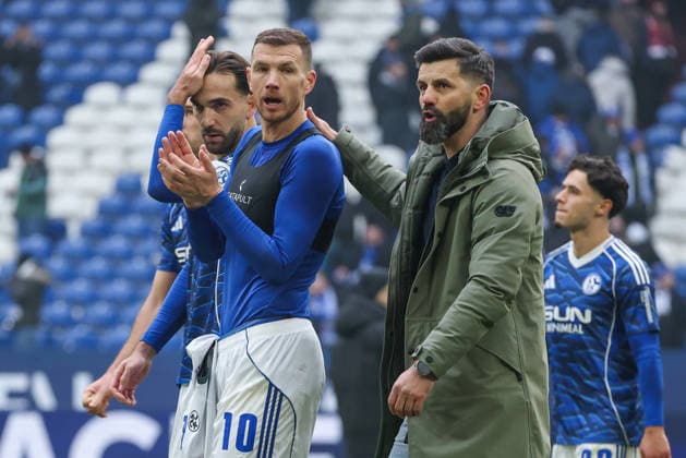 2. Bundesliga - FC Schalke 04 - 1. FC Kaiserslautern am 25.01.2026 in der Veltins-Arena auf Schalke Trainer Miron Muslic (Schalke) und Edin Dzeko (Schalke 10) nach dem Schlusspfiff