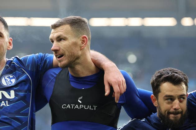 25.01.2026, xrekx, Fussball 2.Bundesliga, FC Schalke 04 - 1.FC Kaiserslautern v.l. Edin Dzeko (FC Schalke 04) bedankt bedanken sich bei den Fans, the player thanks the fans for their support (DFL DFB REGULATIONS PROHIBIT ANY USE OF PHOTOGRAPHS as IMAGE SEQUENCES and or QUASI-VIDEO) Gelsenkirchen