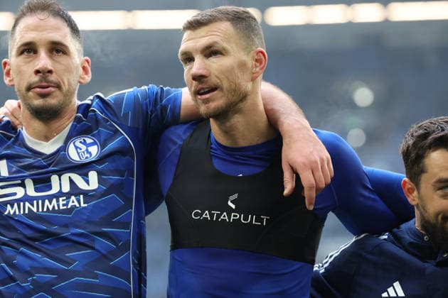 25.01.2026, xrekx, Fussball 2.Bundesliga, FC Schalke 04 - 1.FC Kaiserslautern v.l. Nikola Katic (FC Schalke 04) Edin Dzeko (FC Schalke 04) bedankt bedanken sich bei den Fans, the player thanks the fans for their support (DFL DFB REGULATIONS PROHIBIT ANY USE OF PHOTOGRAPHS as IMAGE SEQUENCES and or QUASI-VIDEO) Gelsenkirchen