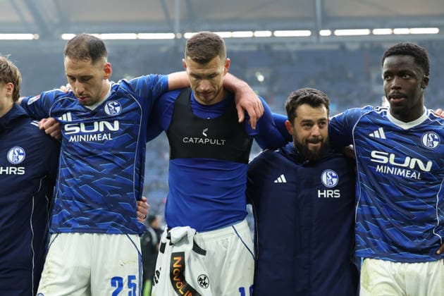 25.01.2026, xrekx, Fussball 2.Bundesliga, FC Schalke 04 - 1.FC Kaiserslautern v.l. Edin Dzeko (FC Schalke 04) bedankt bedanken sich bei den Fans, the player thanks the fans for their support (DFL DFB REGULATIONS PROHIBIT ANY USE OF PHOTOGRAPHS as IMAGE SEQUENCES and or QUASI-VIDEO) Gelsenkirchen