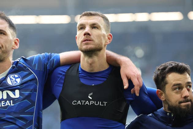 25.01.2026, xrekx, Fussball 2.Bundesliga, FC Schalke 04 - 1.FC Kaiserslautern v.l. Edin Dzeko (FC Schalke 04) bedankt bedanken sich bei den Fans, the player thanks the fans for their support (DFL DFB REGULATIONS PROHIBIT ANY USE OF PHOTOGRAPHS as IMAGE SEQUENCES and or QUASI-VIDEO) Gelsenkirchen