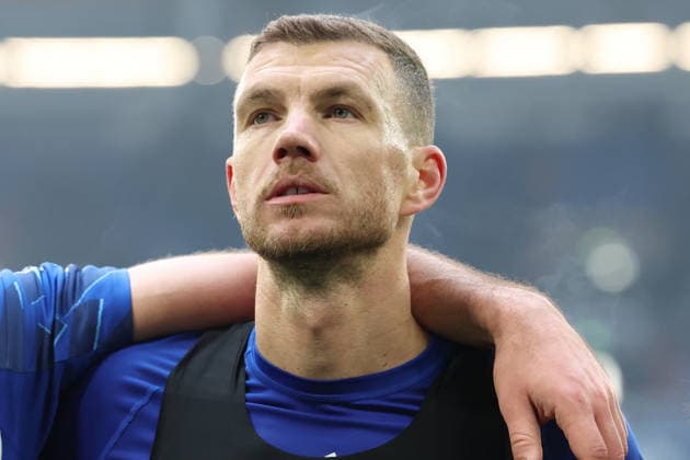 25.01.2026, xrekx, Fussball 2.Bundesliga, FC Schalke 04 - 1.FC Kaiserslautern v.l. Edin Dzeko (FC Schalke 04) bedankt bedanken sich bei den Fans, the player thanks the fans for their support (DFL DFB REGULATIONS PROHIBIT ANY USE OF PHOTOGRAPHS as IMAGE SEQUENCES and or QUASI-VIDEO) Gelsenkirchen