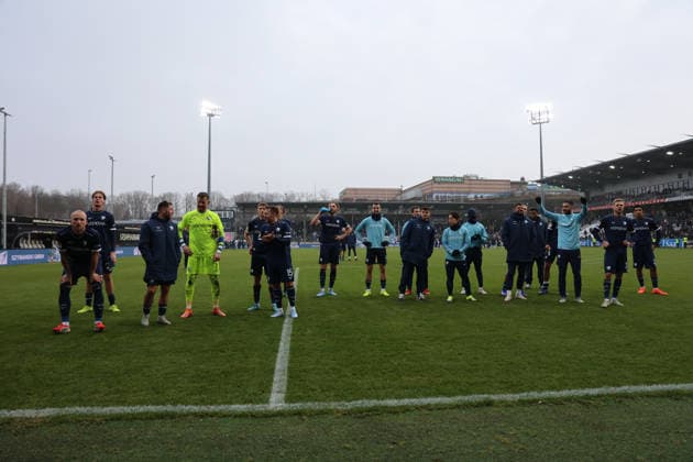 25.01.2026, Fussball, Herren, 2. Bundesliga, Saison 2025 2026, SV 07 Elversberg - VfL Bochum 1848, Die Mannschaft (VfL Bochum 1848) bedankt sich bei den Fans Elversberg Ursapharm-Arena an der Kaiserlinde Saarland Deutschland (DEU)