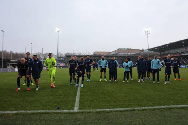 25.01.2026, Fussball, Herren, 2. Bundesliga, Saison 2025 2026, SV 07 Elversberg - VfL Bochum 1848, Die Mannschaft (VfL Bochum 1848) bedankt sich bei den Fans Elversberg Ursapharm-Arena an der Kaiserlinde Saarland Deutschland (DEU)