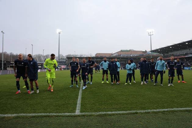 25.01.2026, Fussball, Herren, 2. Bundesliga, Saison 2025 2026, SV 07 Elversberg - VfL Bochum 1848, Die Mannschaft (VfL Bochum 1848) bedankt sich bei den Fans Elversberg Ursapharm-Arena an der Kaiserlinde Saarland Deutschland (DEU)