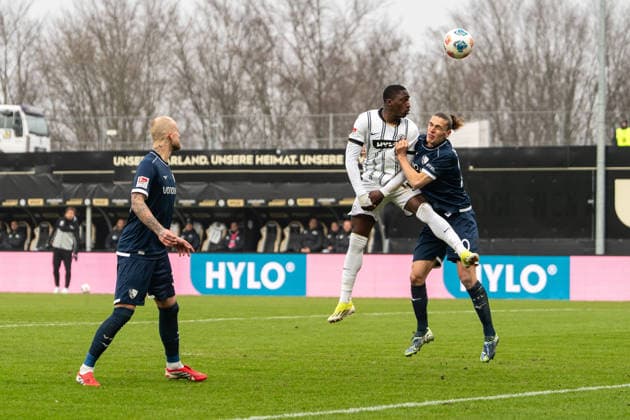 25.01.2026, xdaymx, Fussball 2.Bundesliga, SV Elversberg - VfL Bochum vl. David Mokwa Ntusu (elversberg) im Kopfballduell mit Noah Loosli (Bochum) (DFL DFB REGULATIONS PROHIBIT ANY USE OF PHOTOGRAPHS as IMAGE SEQUENCES and or QUASI-VIDEO) Elversberg