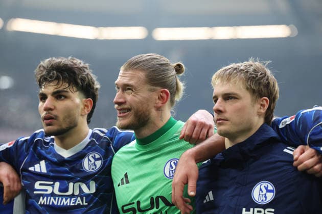 25.01.2026, xrekx, Fussball 2.Bundesliga, FC Schalke 04 - 1.FC Kaiserslautern v.l. Loris Karius (FC Schalke 04) bedankt bedanken sich bei den Fans, the player thanks the fans for their support (DFL DFB REGULATIONS PROHIBIT ANY USE OF PHOTOGRAPHS as IMAGE SEQUENCES and or QUASI-VIDEO) Gelsenkirchen
