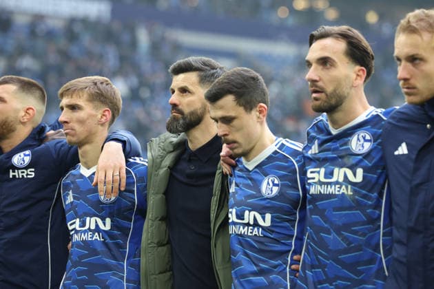 25.01.2026, xrekx, Fussball 2.Bundesliga, FC Schalke 04 - 1.FC Kaiserslautern v.l. Miron Muslic Trainer (FC Schalke 04) bedankt bedanken sich bei den Fans, the player thanks the fans for their support (DFL DFB REGULATIONS PROHIBIT ANY USE OF PHOTOGRAPHS as IMAGE SEQUENCES and or QUASI-VIDEO) Gelsenkirchen