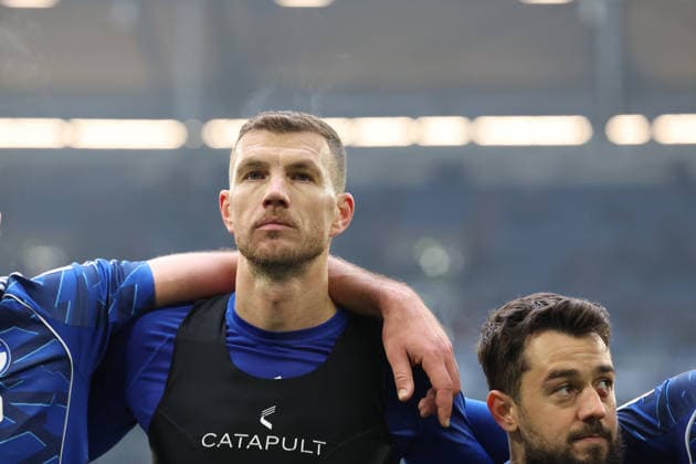 25.01.2026, xrekx, Fussball 2.Bundesliga, FC Schalke 04 - 1.FC Kaiserslautern v.l. Edin Dzeko (FC Schalke 04) bedankt bedanken sich bei den Fans, the player thanks the fans for their support (DFL DFB REGULATIONS PROHIBIT ANY USE OF PHOTOGRAPHS as IMAGE SEQUENCES and or QUASI-VIDEO) Gelsenkirchen