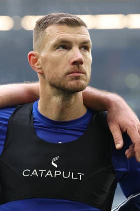 25.01.2026, xrekx, Fussball 2.Bundesliga, FC Schalke 04 - 1.FC Kaiserslautern v.l. Edin Dzeko (FC Schalke 04) bedankt bedanken sich bei den Fans, the player thanks the fans for their support (DFL DFB REGULATIONS PROHIBIT ANY USE OF PHOTOGRAPHS as IMAGE SEQUENCES and or QUASI-VIDEO) Gelsenkirchen