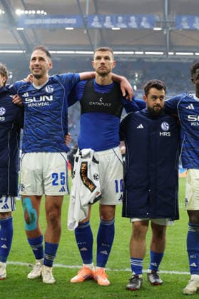 25.01.2026, xrekx, Fussball 2.Bundesliga, FC Schalke 04 - 1.FC Kaiserslautern v.l. Edin Dzeko (FC Schalke 04) bedankt bedanken sich bei den Fans, the player thanks the fans for their support (DFL DFB REGULATIONS PROHIBIT ANY USE OF PHOTOGRAPHS as IMAGE SEQUENCES and or QUASI-VIDEO) Gelsenkirchen