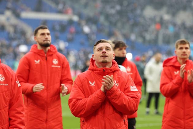 25.01.2026, xrekx, Fussball 2.Bundesliga, FC Schalke 04 - 1.FC Kaiserslautern v.l. Marlon Ritter (1.FC Kaiserslautern) bedankt bedanken sich bei den Fans, the player thanks the fans for their support (DFL DFB REGULATIONS PROHIBIT ANY USE OF PHOTOGRAPHS as IMAGE SEQUENCES and or QUASI-VIDEO) Gelsenkirchen
