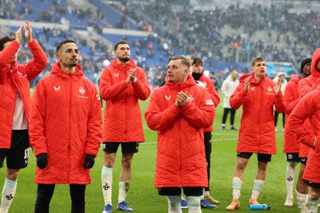 25.01.2026, xrekx, Fussball 2.Bundesliga, FC Schalke 04 - 1.FC Kaiserslautern v.l. Kenny-Prince Redondo (1.FC Kaiserslautern) Marlon Ritter (1.FC Kaiserslautern) bedankt bedanken sich bei den Fans, the player thanks the fans for their support (DFL DFB REGULATIONS PROHIBIT ANY USE OF PHOTOGRAPHS as IMAGE SEQUENCES and or QUASI-VIDEO) Gelsenkirchen