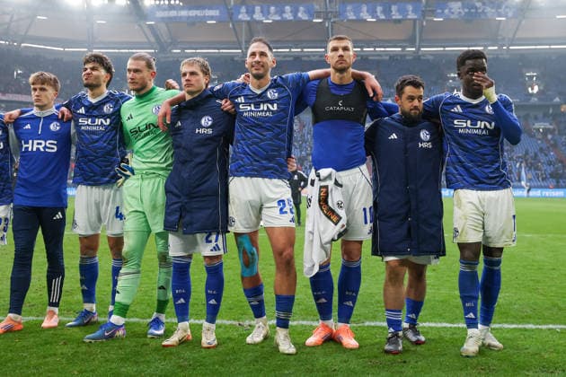 2. Bundesliga - FC Schalke 04 - 1. FC Kaiserslautern am 25.01.2026 in der Veltins-Arena auf Schalke Torwart Loris Karius (Schalke 1) , Finn Porath (Schalke 27) , Nikola Katic (Schalke 25) , Edin Dzeko (Schalke 10) , Amin Younes (Schalke 8) , Christian Gomis (Schalke 7) nach dem Schlusspfiff Arm in Arm vor der Nordkurve