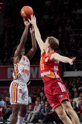 Deutsche Basketball Bundesliga (BBL), FC Bayern München Basketball vs Fitness First Würzburg Baskets, München FC Bayern Basketball, Würzburg Baskets Fitness First, Würzburg Baskets, 2026-01-25 in München (SAP Garden) CARR Marcus (Fitness First Würzburg Baskets Point Guard (PG) (Nr.5) (WUE5)), HOLLATZ Justus (FC Bayern Basketball PG (Nr21) FCBB21 ) sportworld München SAP Garden Bayern Deutschland