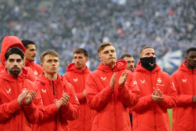 25.01.2026, xrekx, Fussball 2.Bundesliga, FC Schalke 04 - 1.FC Kaiserslautern v.l. Semih Sahin (1.FC Kaiserslautern) Naatan Skyttä (1.FC Kaiserslautern) Norman Bassette (1.FC Kaiserslautern) Jan Elvedi (1.FC Kaiserslautern) bedankt bedanken sich bei den Fans, the player thanks the fans for their support (DFL DFB REGULATIONS PROHIBIT ANY USE OF PHOTOGRAPHS as IMAGE SEQUENCES and or QUASI-VIDEO) Gelsenkirchen