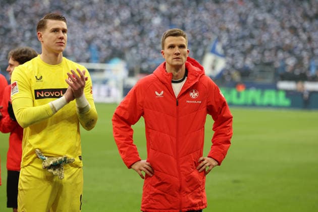 25.01.2026, xrekx, Fussball 2.Bundesliga, FC Schalke 04 - 1.FC Kaiserslautern v.l. Julian Krahl (1.FC Kaiserslautern) Fabian Kunze (1.FC Kaiserslautern) bedankt bedanken sich bei den Fans, the player thanks the fans for their support (DFL DFB REGULATIONS PROHIBIT ANY USE OF PHOTOGRAPHS as IMAGE SEQUENCES and or QUASI-VIDEO) Gelsenkirchen