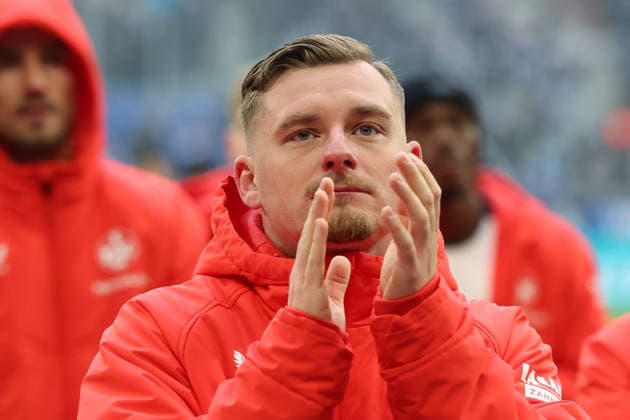 25.01.2026, xrekx, Fussball 2.Bundesliga, FC Schalke 04 - 1.FC Kaiserslautern v.l. Marlon Ritter (1.FC Kaiserslautern) bedankt bedanken sich bei den Fans, the player thanks the fans for their support (DFL DFB REGULATIONS PROHIBIT ANY USE OF PHOTOGRAPHS as IMAGE SEQUENCES and or QUASI-VIDEO) Gelsenkirchen