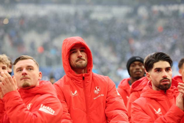 25.01.2026, xrekx, Fussball 2.Bundesliga, FC Schalke 04 - 1.FC Kaiserslautern v.l. Ivan Prtajin (1.FC Kaiserslautern) bedankt bedanken sich bei den Fans, the player thanks the fans for their support (DFL DFB REGULATIONS PROHIBIT ANY USE OF PHOTOGRAPHS as IMAGE SEQUENCES and or QUASI-VIDEO) Gelsenkirchen