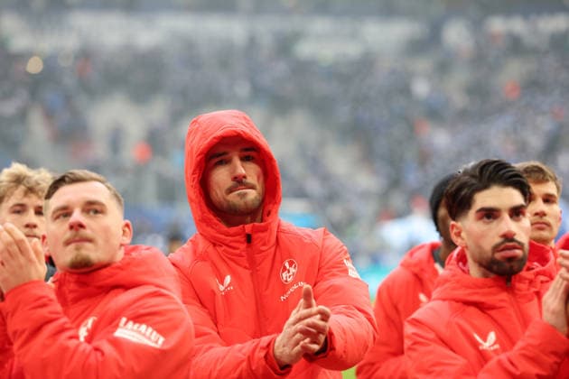 25.01.2026, xrekx, Fussball 2.Bundesliga, FC Schalke 04 - 1.FC Kaiserslautern v.l. Ivan Prtajin (1.FC Kaiserslautern) bedankt bedanken sich bei den Fans, the player thanks the fans for their support (DFL DFB REGULATIONS PROHIBIT ANY USE OF PHOTOGRAPHS as IMAGE SEQUENCES and or QUASI-VIDEO) Gelsenkirchen