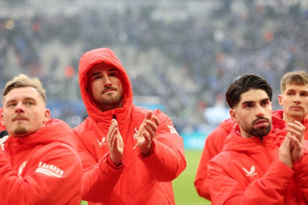 25.01.2026, xrekx, Fussball 2.Bundesliga, FC Schalke 04 - 1.FC Kaiserslautern v.l. Ivan Prtajin (1.FC Kaiserslautern) bedankt bedanken sich bei den Fans, the player thanks the fans for their support (DFL DFB REGULATIONS PROHIBIT ANY USE OF PHOTOGRAPHS as IMAGE SEQUENCES and or QUASI-VIDEO) Gelsenkirchen