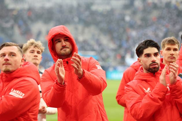25.01.2026, xrekx, Fussball 2.Bundesliga, FC Schalke 04 - 1.FC Kaiserslautern v.l. Ivan Prtajin (1.FC Kaiserslautern) bedankt bedanken sich bei den Fans, the player thanks the fans for their support (DFL DFB REGULATIONS PROHIBIT ANY USE OF PHOTOGRAPHS as IMAGE SEQUENCES and or QUASI-VIDEO) Gelsenkirchen