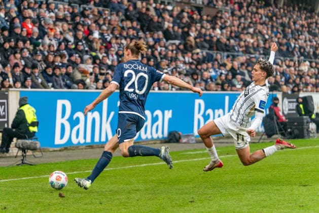 25.01.2026, xdaymx, Fussball 2.Bundesliga, SV Elversberg - VfL Bochum vr. Frederik Schmahl (Elversberg) grätscht Noah Loosli (Bochum) ab (DFL DFB REGULATIONS PROHIBIT ANY USE OF PHOTOGRAPHS as IMAGE SEQUENCES and or QUASI-VIDEO) Elversberg