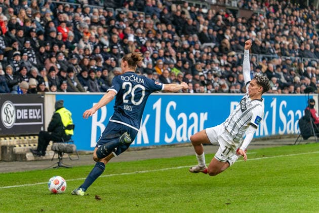 25.01.2026, xdaymx, Fussball 2.Bundesliga, SV Elversberg - VfL Bochum vr. Frederik Schmahl (Elversberg) grätscht Noah Loosli (Bochum) ab (DFL DFB REGULATIONS PROHIBIT ANY USE OF PHOTOGRAPHS as IMAGE SEQUENCES and or QUASI-VIDEO) Elversberg