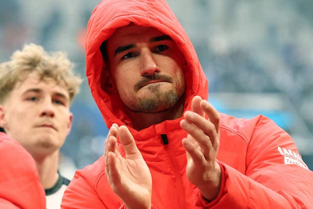 25.01.2026, xrekx, Fussball 2.Bundesliga, FC Schalke 04 - 1.FC Kaiserslautern v.l. Ivan Prtajin (1.FC Kaiserslautern) bedankt bedanken sich bei den Fans, the player thanks the fans for their support (DFL DFB REGULATIONS PROHIBIT ANY USE OF PHOTOGRAPHS as IMAGE SEQUENCES and or QUASI-VIDEO) Gelsenkirchen