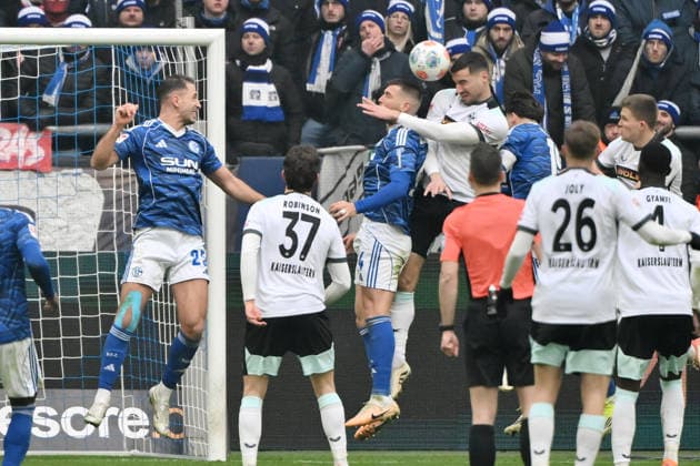 Ivan Prtajin (1. FC Kaiserslautern), re., erzielt mit diesem Kopfball das Tor zum 0:1, links Hasan Kurucay (FC Schalke 04), Nikola Katic (FC Schalke 04) 25.01.2026, Fussball 2. Bundesliga, Saison 2025 2026, 19. Spieltag, FC Schalke 04 - 1. FC Kaiserslautern DFL regulations prohibit any use of photographs as image sequences and or quasi-video Gelsenkirchen Veltins Arena Nordrhein Westfalen Deutschland