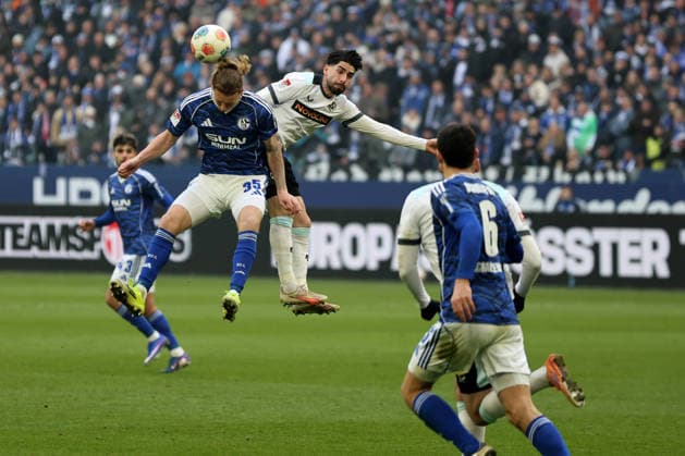 Mika Tom Wallentowitz (FC Schalke 04) beim Spiel der 2. Bundesliga (Saison 2025 26) FC Schalke 04 - 1. FC Kaiserslautern - Copyright: Thomas Pakusch