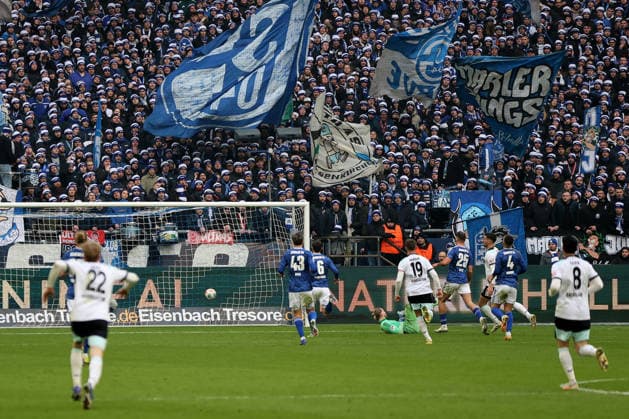 Das Tor zum 0:2 durch Moussa Sylla (FC Schalke 04) beim Spiel der 2. Bundesliga (Saison 2025 26) FC Schalke 04 - 1. FC Kaiserslautern - Copyright: Thomas Pakusch