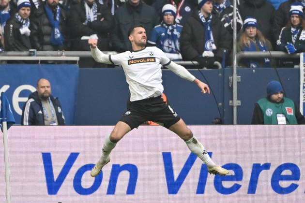 Jubelsprung Ivan Prtajin (1. FC Kaiserslautern) 25.01.2026, Fussball 2. Bundesliga, Saison 2025 2026, 19. Spieltag, FC Schalke 04 - 1. FC Kaiserslautern DFL regulations prohibit any use of photographs as image sequences and or quasi-video Gelsenkirchen Veltins Arena Nordrhein Westfalen Deutschland