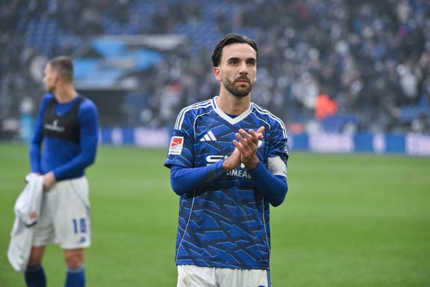 Kenan Karaman (FC Schalke 04) nach dem Spiel 25.01.2026, Fussball 2. Bundesliga, Saison 2025 2026, 19. Spieltag, FC Schalke 04 - 1. FC Kaiserslautern DFL regulations prohibit any use of photographs as image sequences and or quasi-video Gelsenkirchen Veltins Arena Nordrhein Westfalen Deutschland