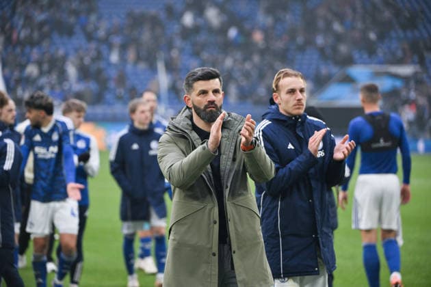 Trainer Miron Muslic (FC Schalke 04) nach dem Spiel, rechts Timo Becker (FC Schalke 04) 25.01.2026, Fussball 2. Bundesliga, Saison 2025 2026, 19. Spieltag, FC Schalke 04 - 1. FC Kaiserslautern DFL regulations prohibit any use of photographs as image sequences and or quasi-video Gelsenkirchen Veltins Arena Nordrhein Westfalen Deutschland