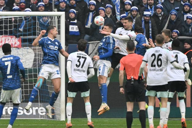 Ivan Prtajin (1. FC Kaiserslautern), re., erzielt mit diesem Kopfball das Tor zum 0:1, links Hasan Kurucay (FC Schalke 04), Nikola Katic (FC Schalke 04) 25.01.2026, Fussball 2. Bundesliga, Saison 2025 2026, 19. Spieltag, FC Schalke 04 - 1. FC Kaiserslautern DFL regulations prohibit any use of photographs as image sequences and or quasi-video Gelsenkirchen Veltins Arena Nordrhein Westfalen Deutschland