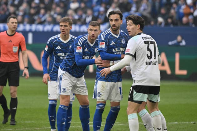 Leon Robinson (1. FC Kaiserslautern), Kenan Karaman (FC Schalke 04), Edin Dzeko (FC Schalke 04), Felipe Sanchez (Schalke 04), v.re. 25.01.2026, Fussball 2. Bundesliga, Saison 2025 2026, 19. Spieltag, FC Schalke 04 - 1. FC Kaiserslautern DFL regulations prohibit any use of photographs as image sequences and or quasi-video Gelsenkirchen Veltins Arena Nordrhein Westfalen Deutschland