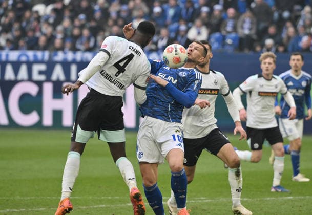 Edin Dzeko (FC Schalke 04), mi., nimmt den Ball mit der Brust an und erzielt das Tor zum 1:2 25.01.2026, Fussball 2. Bundesliga, Saison 2025 2026, 19. Spieltag, FC Schalke 04 - 1. FC Kaiserslautern DFL regulations prohibit any use of photographs as image sequences and or quasi-video Gelsenkirchen Veltins Arena Nordrhein Westfalen Deutschland