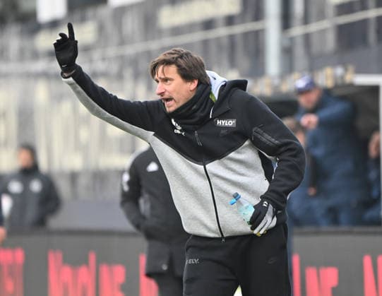 Fussball - 2.Bundesliga - Saison 2025 26 25.01.2025 Ursapharm-Arena SV Elversberg (elv) - VfL Bochum (bo) 1:1 Trainer Vincent WAGNER (SV Elversberg) Fussball - 2. Bundesliga - SV Elversberg