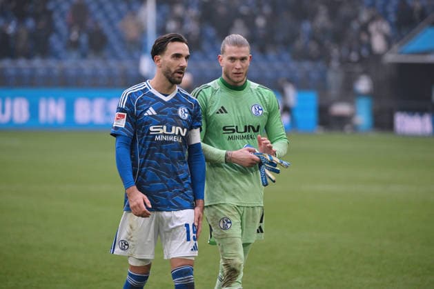 Kenan Karaman (FC Schalke 04), Torwart Loris Karius (Schalke 04), v.li., nach dem Spiel 25.01.2026, Fussball 2. Bundesliga, Saison 2025 2026, 19. Spieltag, FC Schalke 04 - 1. FC Kaiserslautern DFL regulations prohibit any use of photographs as image sequences and or quasi-video Gelsenkirchen Veltins Arena Nordrhein Westfalen Deutschland