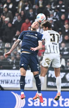 Fussball - 2.Bundesliga - Saison 2025 26 25.01.2025 Ursapharm-Arena SV Elversberg (elv) - VfL Bochum (bo) 1:1 Philipp HOFMANN (VfL Bochum), li - Maximilian ROHR (SV Elversberg) Fussball - 2. Bundesliga - SV Elversberg
