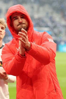 25.01.2026, xrekx, Fussball 2.Bundesliga, FC Schalke 04 - 1.FC Kaiserslautern v.l. Ivan Prtajin (1.FC Kaiserslautern) bedankt bedanken sich bei den Fans, the player thanks the fans for their support (DFL DFB REGULATIONS PROHIBIT ANY USE OF PHOTOGRAPHS as IMAGE SEQUENCES and or QUASI-VIDEO) Gelsenkirchen