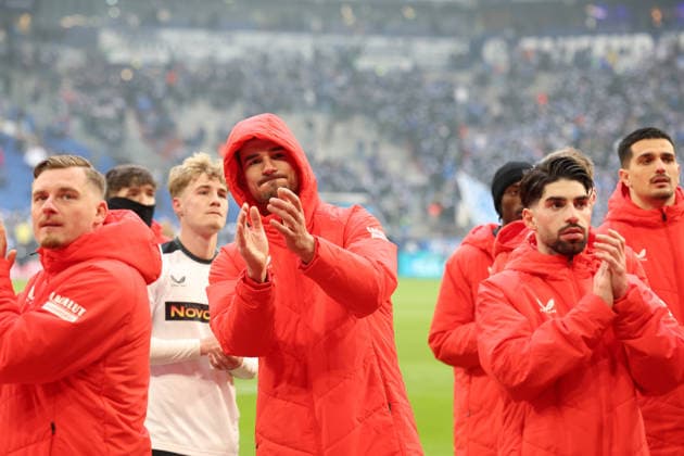 25.01.2026, xrekx, Fussball 2.Bundesliga, FC Schalke 04 - 1.FC Kaiserslautern v.l. Ivan Prtajin (1.FC Kaiserslautern) bedankt bedanken sich bei den Fans, the player thanks the fans for their support (DFL DFB REGULATIONS PROHIBIT ANY USE OF PHOTOGRAPHS as IMAGE SEQUENCES and or QUASI-VIDEO) Gelsenkirchen