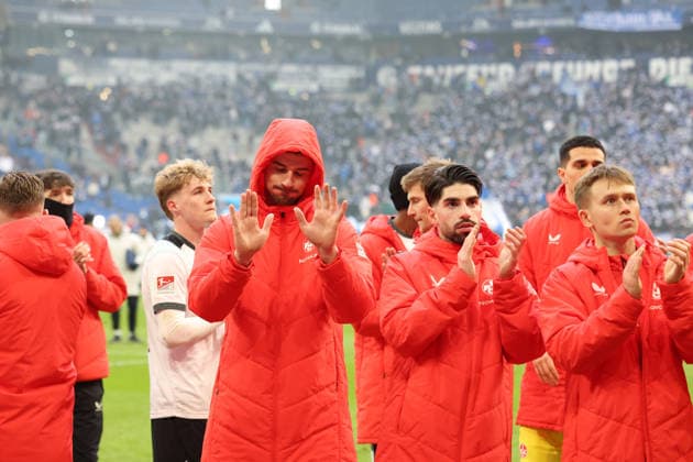25.01.2026, xrekx, Fussball 2.Bundesliga, FC Schalke 04 - 1.FC Kaiserslautern v.l. Ivan Prtajin (1.FC Kaiserslautern) bedankt bedanken sich bei den Fans, the player thanks the fans for their support (DFL DFB REGULATIONS PROHIBIT ANY USE OF PHOTOGRAPHS as IMAGE SEQUENCES and or QUASI-VIDEO) Gelsenkirchen