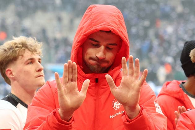 25.01.2026, xrekx, Fussball 2.Bundesliga, FC Schalke 04 - 1.FC Kaiserslautern v.l. Ivan Prtajin (1.FC Kaiserslautern) bedankt bedanken sich bei den Fans, the player thanks the fans for their support (DFL DFB REGULATIONS PROHIBIT ANY USE OF PHOTOGRAPHS as IMAGE SEQUENCES and or QUASI-VIDEO) Gelsenkirchen