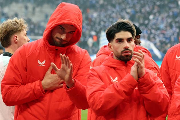 25.01.2026, xrekx, Fussball 2.Bundesliga, FC Schalke 04 - 1.FC Kaiserslautern v.l. Ivan Prtajin (1.FC Kaiserslautern) bedankt bedanken sich bei den Fans, the player thanks the fans for their support Semih Sahin (1.FC Kaiserslautern) (DFL DFB REGULATIONS PROHIBIT ANY USE OF PHOTOGRAPHS as IMAGE SEQUENCES and or QUASI-VIDEO) Gelsenkirchen