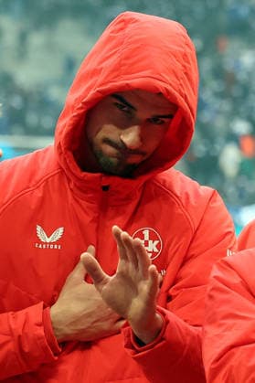 25.01.2026, xrekx, Fussball 2.Bundesliga, FC Schalke 04 - 1.FC Kaiserslautern v.l. Ivan Prtajin (1.FC Kaiserslautern) bedankt bedanken sich bei den Fans, the player thanks the fans for their support (DFL DFB REGULATIONS PROHIBIT ANY USE OF PHOTOGRAPHS as IMAGE SEQUENCES and or QUASI-VIDEO) Gelsenkirchen