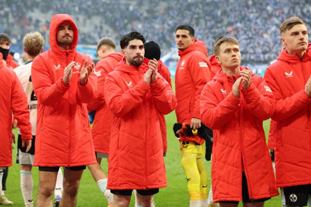 25.01.2026, xrekx, Fussball 2.Bundesliga, FC Schalke 04 - 1.FC Kaiserslautern v.l. Ivan Prtajin (1.FC Kaiserslautern) Semih Sahin (1.FC Kaiserslautern) Naatan Skyttä (1.FC Kaiserslautern) Norman Bassette (1.FC Kaiserslautern) bedankt bedanken sich bei den Fans, the player thanks the fans for their support (DFL DFB REGULATIONS PROHIBIT ANY USE OF PHOTOGRAPHS as IMAGE SEQUENCES and or QUASI-VIDEO) Gelsenkirchen