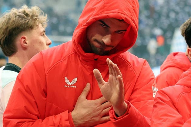 25.01.2026, xrekx, Fussball 2.Bundesliga, FC Schalke 04 - 1.FC Kaiserslautern v.l. Ivan Prtajin (1.FC Kaiserslautern) bedankt bedanken sich bei den Fans, the player thanks the fans for their support (DFL DFB REGULATIONS PROHIBIT ANY USE OF PHOTOGRAPHS as IMAGE SEQUENCES and or QUASI-VIDEO) Gelsenkirchen