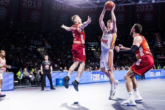 easyCredit Basketball Bundesliga, FC Bayern München - Fitness First Würzburg Baskets; 25.01.2026 Niels Giffey (FC Bayern München, 5), Christian Skladanowski (Fitness First Würzburg Baskets, 19) im Wurf, Leon Kratzer (FC Bayern München, 8) easyCredit Basketball Bundesliga, FC Bayern München - Fitness First Würzburg Baskets; München, BMW Park am 25.01.2026 Copyright: xBEAUTIFULxSPORTS Wunderlx